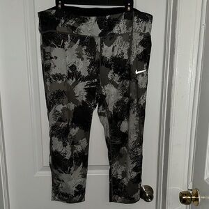 Nike Girls Black & Gray Print Capri Leggings